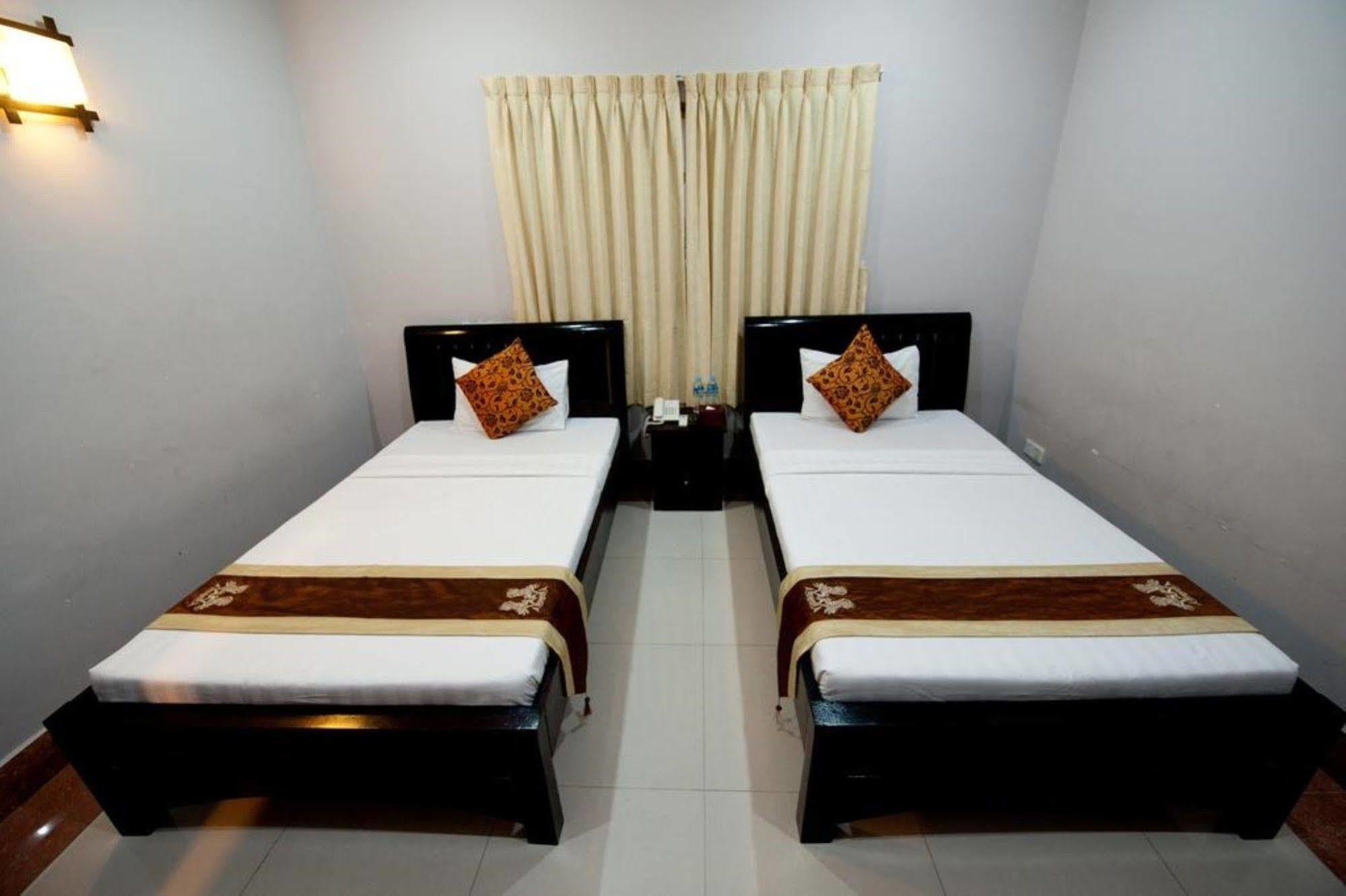 Wei Si Deng Hotel & Restaurant Phnom Penh Exteriör bild